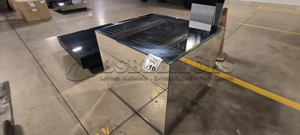 LOTE 110 - 01 MESA DE CENTRO EM DESIGNER CÚBICO ESPELHADA. (NO ESTADO) ATENÇÃO! FAZER A VISITAÇÃO ANTES DE ARREMATAR, NÃO SABEMOS SE FUNCIONA, LEILÃO NÃO TEM GARANTIA E NEM DEVOLUÇÃO, SUJEITO A POSSÍVEIS AVARIAS VISÍVEIS/OCULTAS E/OU AUSÊNCIA DE COMPONENTES.