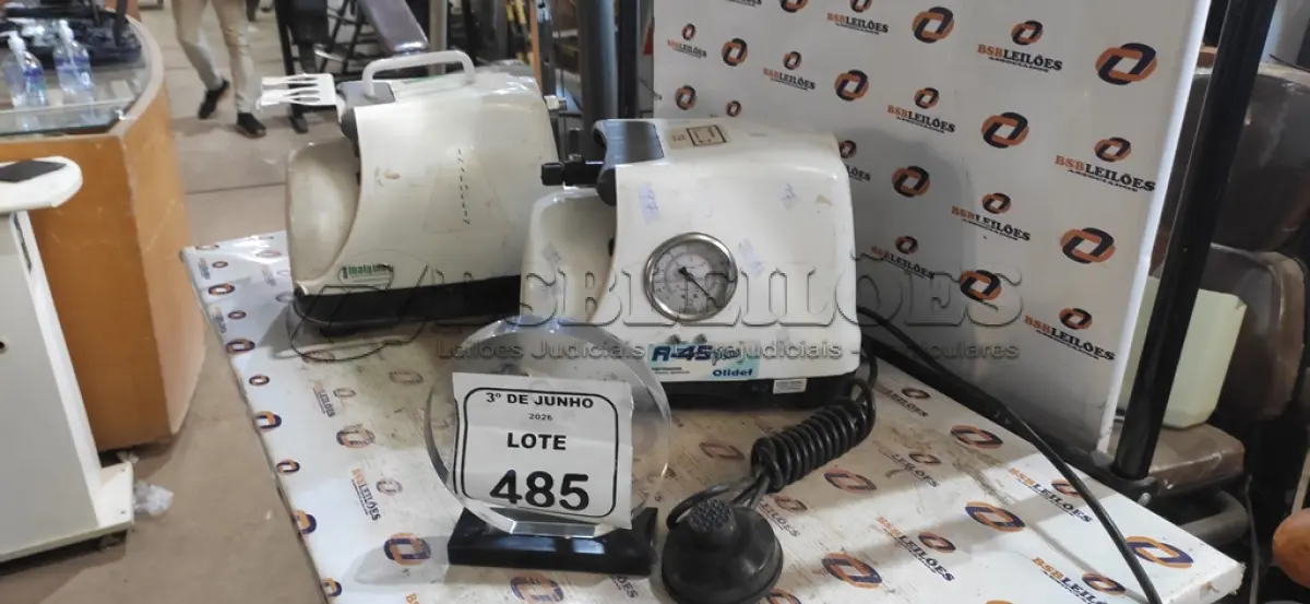 LOTE 485 - 02 ASPIRADORES CIRÚRGICO INCOMPLETOS. (NO ESTADO) ATENÇÃO! FAZER A VISITAÇÃO ANTES DE ARREMATAR, NÃO SABEMOS SE FUNCIONA, LEILÃO NÃO TEM GARANTIA E NEM DEVOLUÇÃO, SUJEITO A POSSÍVEIS AVARIAS VISÍVEIS/OCULTAS E/OU AUSÊNCIA DE COMPONENTES.