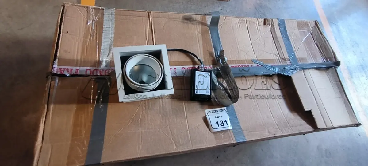 LOTE 131 - 20 LUMINÁRIAS SPOT DE EMBUTIR QUADRADO FOCUS 30 A BRANCO FOSCO. (NO ESTADO) ATENÇÃO! FAZER A VISITAÇÃO ANTES DE ARREMATAR, NÃO SABEMOS SE FUNCIONA, LEILÃO NÃO TEM GARANTIA E NEM DEVOLUÇÃO, SUJEITO A POSSÍVEIS AVARIAS VISÍVEIS/OCULTAS E/OU AUSÊNCIA DE COMPONENTES.