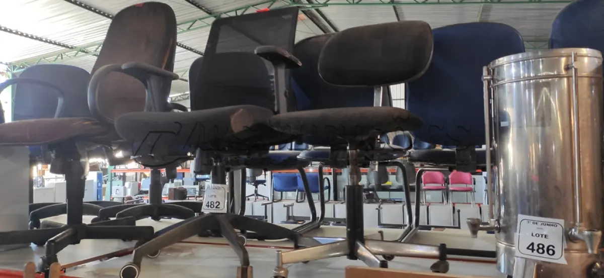 LOTE 482 - 03 CADEIRAS GIRATÓRIAS PARA ESCRITÓRIO. (NO ESTADO) ATENÇÃO! FAZER A VISITAÇÃO ANTES DE ARREMATAR, NÃO SABEMOS SE FUNCIONA, LEILÃO NÃO TEM GARANTIA E NEM DEVOLUÇÃO, SUJEITO A POSSÍVEIS AVARIAS VISÍVEIS/OCULTAS E/OU AUSÊNCIA DE COMPONENTES.