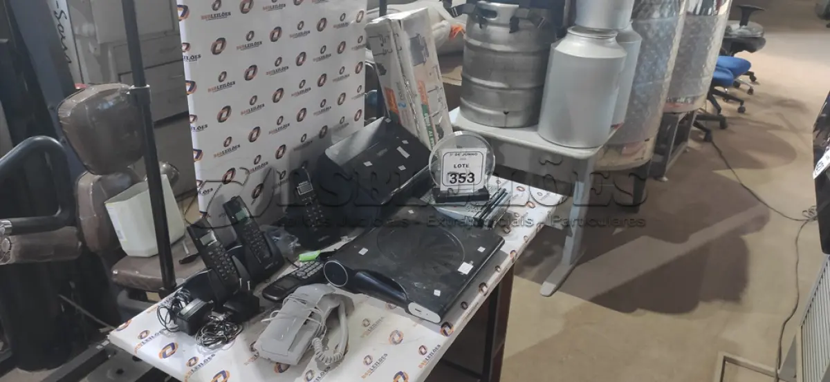 LOTE 353 - 01 COOLER PARA NOTEBOOK, 01 SUPORTE PARA TV, 01 SCANNER MODELO ADS 2000 MARCA BROTHER, 01 APARELHO DE SOM AUTOMOTIVO E 03 APARELHOS DE TELEFONE. (NO ESTADO) ATENÇÃO! FAZER A VISITAÇÃO ANTES DE ARREMATAR, NÃO SABEMOS SE FUNCIONA, LEILÃO NÃO TEM GARANTIA E NEM DEVOLUÇÃO, SUJEITO A POSSÍVEIS AVARIAS VISÍVEIS/OCULTAS E/OU AUSÊNCIA DE COMPONENTES.