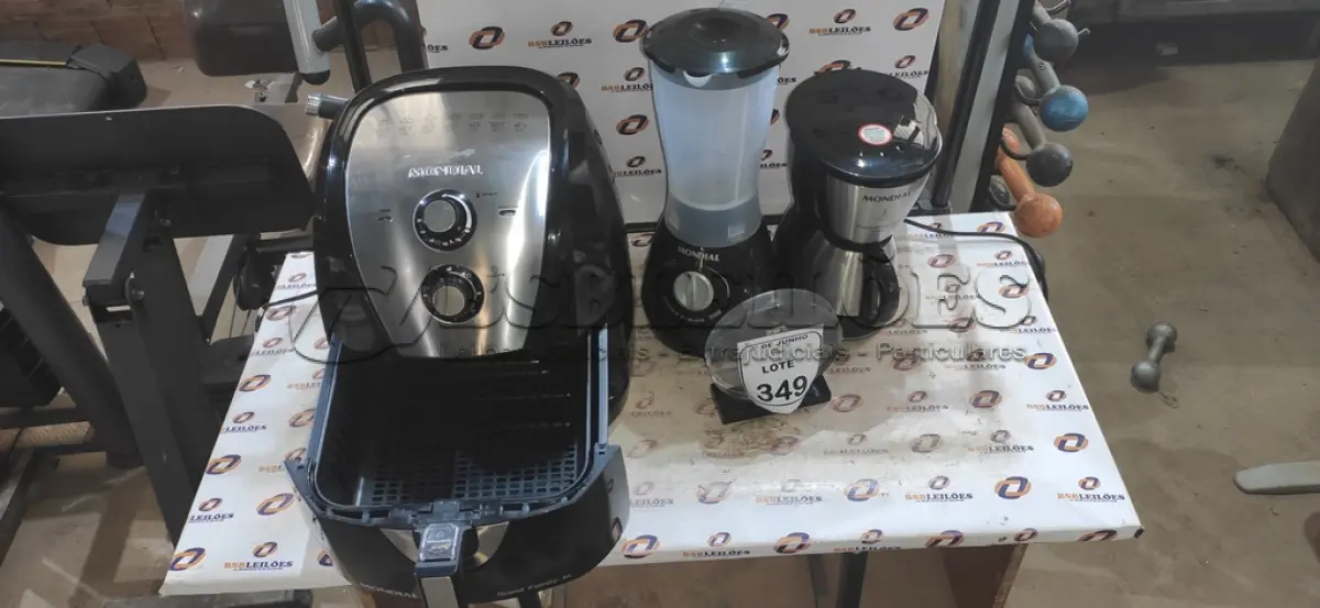 LOTE 349 - 01 AIR FRYER 4L 220V, 01 CAFETEIRA E 01 LIQUIDIFICADOR MARCA MONDIAL. (NO ESTADO) ATENÇÃO! FAZER A VISITAÇÃO ANTES DE ARREMATAR, NÃO SABEMOS SE FUNCIONA, LEILÃO NÃO TEM GARANTIA E NEM DEVOLUÇÃO, SUJEITO A POSSÍVEIS AVARIAS VISÍVEIS/OCULTAS E/OU AUSÊNCIA DE COMPONENTES.