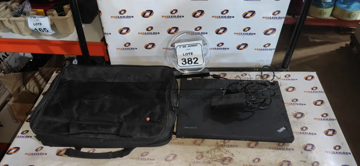 LOTE 382 - 01 NOTEBOOK SERIE THINKPAD MARCA LENOVO COM CARREGADOR E BOLSA. (NO ESTADO) ATENÇÃO! FAZER A VISITAÇÃO ANTES DE ARREMATAR, NÃO SABEMOS SE FUNCIONA, LEILÃO NÃO TEM GARANTIA E NEM DEVOLUÇÃO, SUJEITO A POSSÍVEIS AVARIAS VISÍVEIS/OCULTAS E/OU AUSÊNCIA DE COMPONENTES.