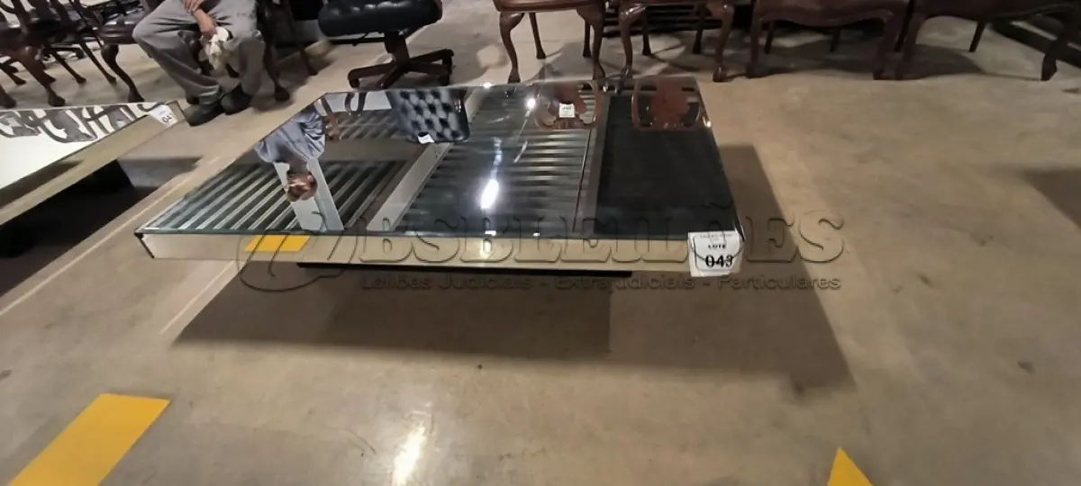 LOTE 043 - 01 MESA DE CENTRO RETANGULAR ESPELHADA.  (NO ESTADO) ATENÇÃO! FAZER A VISITAÇÃO ANTES DE ARREMATAR, NÃO SABEMOS SE FUNCIONA, LEILÃO NÃO TEM GARANTIA E NEM DEVOLUÇÃO, SUJEITO A POSSÍVEIS AVARIAS VISÍVEIS/OCULTAS E/OU AUSÊNCIA DE COMPONENTES.