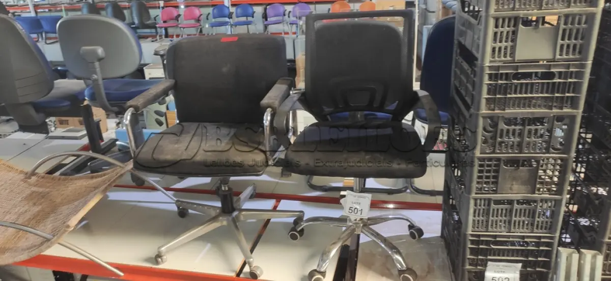 LOTE 501 - 02 CADEIRAS DE ESCRITÓRIO. (NO ESTADO) ATENÇÃO! FAZER A VISITAÇÃO ANTES DE ARREMATAR, NÃO SABEMOS SE FUNCIONA, LEILÃO NÃO TEM GARANTIA E NEM DEVOLUÇÃO, SUJEITO A POSSÍVEIS AVARIAS VISÍVEIS/OCULTAS E/OU AUSÊNCIA DE COMPONENTES.