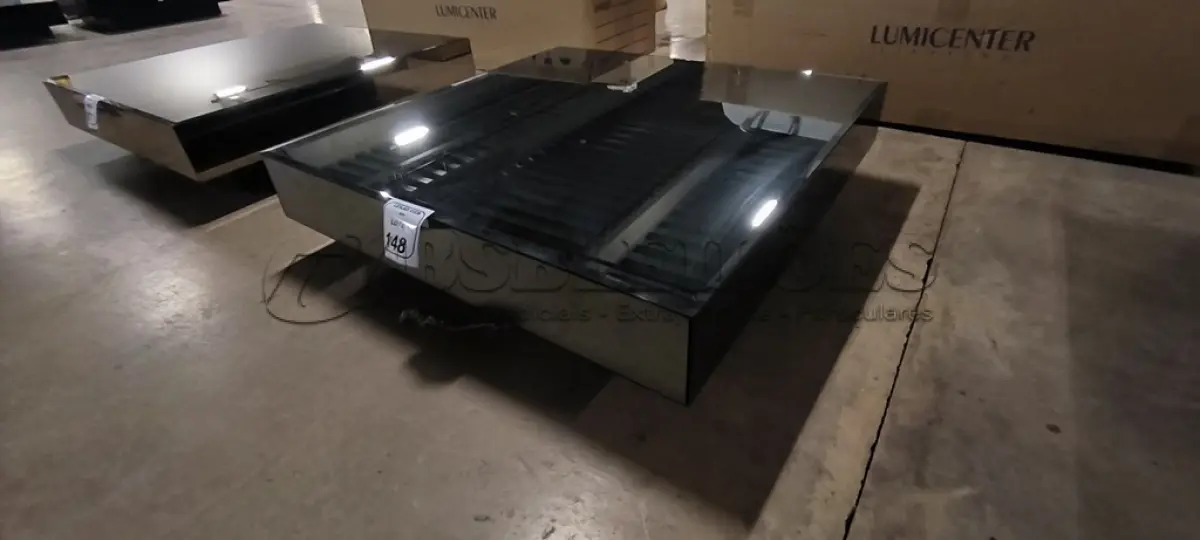 LOTE 149 - 01 MESA DE CENTRO QUADRADA ESPELHADA ESCURA.  (NO ESTADO) ATENÇÃO! FAZER A VISITAÇÃO ANTES DE ARREMATAR, NÃO SABEMOS SE FUNCIONA, LEILÃO NÃO TEM GARANTIA E NEM DEVOLUÇÃO, SUJEITO A POSSÍVEIS AVARIAS VISÍVEIS/OCULTAS E/OU AUSÊNCIA DE COMPONENTES.
