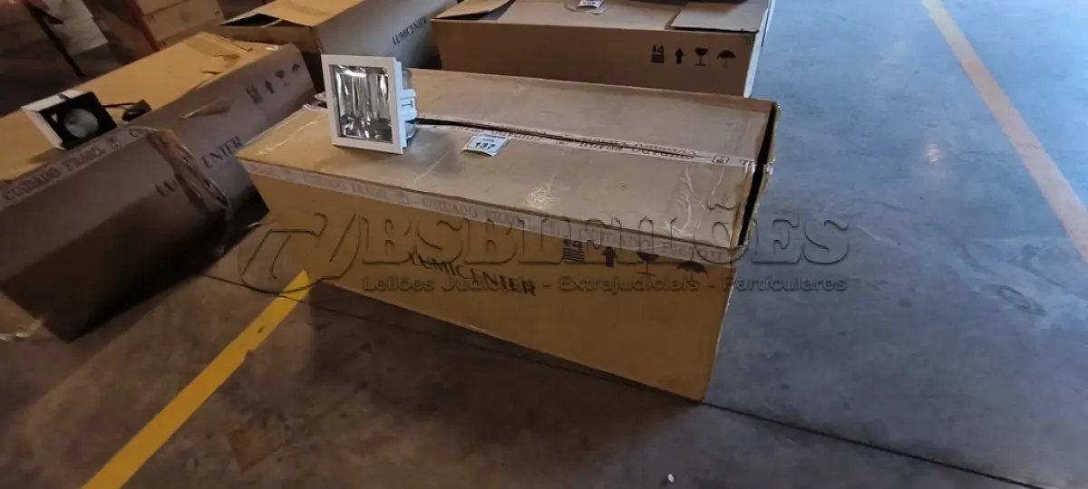 LOTE 137 - 19 LUMINÁRIAS SPOT DE EMBUTIR QUADRADO. (NO ESTADO) ATENÇÃO! FAZER A VISITAÇÃO ANTES DE ARREMATAR, NÃO SABEMOS SE FUNCIONA, LEILÃO NÃO TEM GARANTIA E NEM DEVOLUÇÃO, SUJEITO A POSSÍVEIS AVARIAS VISÍVEIS/OCULTAS E/OU AUSÊNCIA DE COMPONENTES.