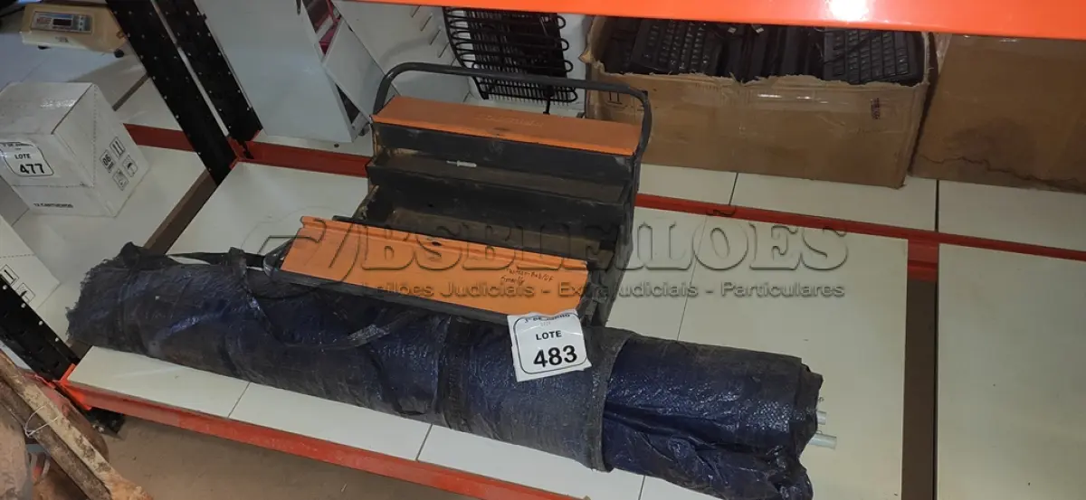 LOTE 483 - 01 TENDA DESMONTADA E 01 CAIXA DE FERRAMENTA. (NO ESTADO) ATENÇÃO! FAZER A VISITAÇÃO ANTES DE ARREMATAR, NÃO SABEMOS SE FUNCIONA, LEILÃO NÃO TEM GARANTIA E NEM DEVOLUÇÃO, SUJEITO A POSSÍVEIS AVARIAS VISÍVEIS/OCULTAS E/OU AUSÊNCIA DE COMPONENTES.