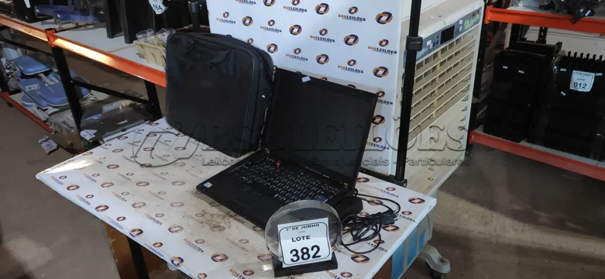 LOTE 382 - 01 NOTEBOOK SERIE THINKPAD MARCA LENOVO COM CARREGADOR E BOLSA. (NO ESTADO) ATENÇÃO! FAZER A VISITAÇÃO ANTES DE ARREMATAR, NÃO SABEMOS SE FUNCIONA, LEILÃO NÃO TEM GARANTIA E NEM DEVOLUÇÃO, SUJEITO A POSSÍVEIS AVARIAS VISÍVEIS/OCULTAS E/OU AUSÊNCIA DE COMPONENTES.