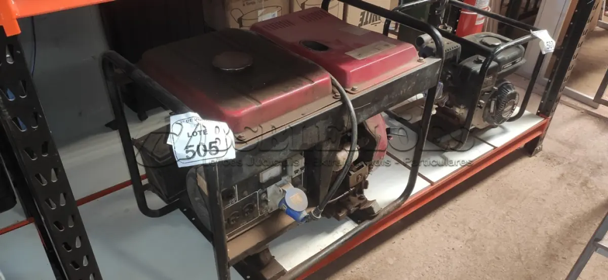 LOTE 505 - 01 GERADOR A DIESEL MD-186 6KVA. (NO ESTADO) ATENÇÃO! FAZER A VISITAÇÃO ANTES DE ARREMATAR, NÃO SABEMOS SE FUNCIONA, LEILÃO NÃO TEM GARANTIA E NEM DEVOLUÇÃO, SUJEITO A POSSÍVEIS AVARIAS VISÍVEIS/OCULTAS E/OU AUSÊNCIA DE COMPONENTES.