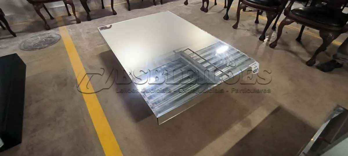 LOTE 051 - 01 MESA DE CENTRO RETANGULAR ESPELHADA.  (NO ESTADO) ATENÇÃO! FAZER A VISITAÇÃO ANTES DE ARREMATAR, NÃO SABEMOS SE FUNCIONA, LEILÃO NÃO TEM GARANTIA E NEM DEVOLUÇÃO, SUJEITO A POSSÍVEIS AVARIAS VISÍVEIS/OCULTAS E/OU AUSÊNCIA DE COMPONENTES.
