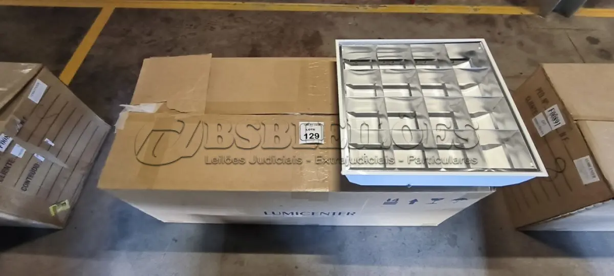 LOTE 129 - 08 LUMINÁRIAS DE EMBUTIR PARA LÂMPADAS COM REATORES. (NO ESTADO) ATENÇÃO! FAZER A VISITAÇÃO ANTES DE ARREMATAR, NÃO SABEMOS SE FUNCIONA, LEILÃO NÃO TEM GARANTIA E NEM DEVOLUÇÃO, SUJEITO A POSSÍVEIS AVARIAS VISÍVEIS/OCULTAS E/OU AUSÊNCIA DE COMPONENTES.