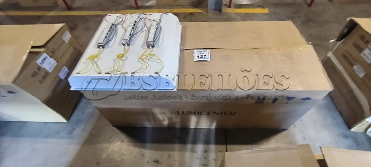 LOTE 127 - 07 LUMINÁRIAS DE EMBUTIR PARA LÂMPADAS COM REATORES. (NO ESTADO) ATENÇÃO! FAZER A VISITAÇÃO ANTES DE ARREMATAR, NÃO SABEMOS SE FUNCIONA, LEILÃO NÃO TEM GARANTIA E NEM DEVOLUÇÃO, SUJEITO A POSSÍVEIS AVARIAS VISÍVEIS/OCULTAS E/OU AUSÊNCIA DE COMPONENTES.