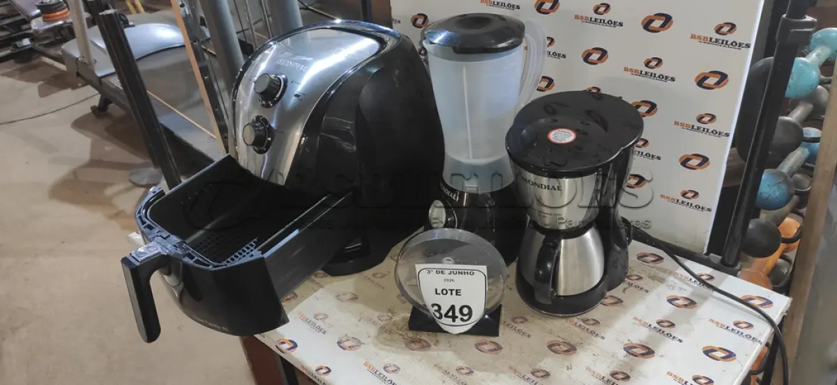 LOTE 349 - 01 AIR FRYER 4L 220V, 01 CAFETEIRA E 01 LIQUIDIFICADOR MARCA MONDIAL. (NO ESTADO) ATENÇÃO! FAZER A VISITAÇÃO ANTES DE ARREMATAR, NÃO SABEMOS SE FUNCIONA, LEILÃO NÃO TEM GARANTIA E NEM DEVOLUÇÃO, SUJEITO A POSSÍVEIS AVARIAS VISÍVEIS/OCULTAS E/OU AUSÊNCIA DE COMPONENTES.
