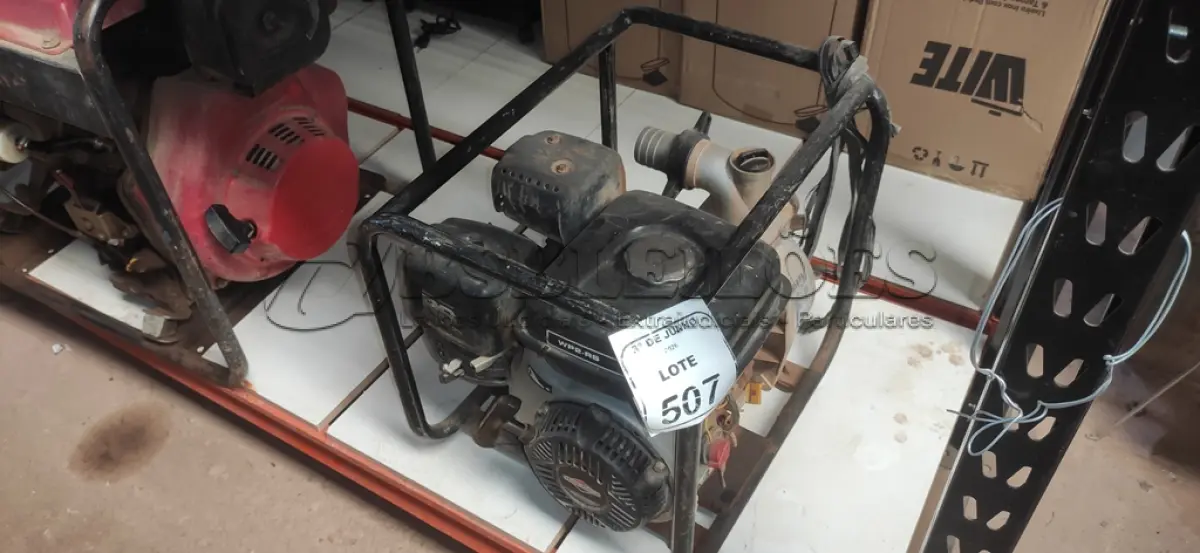 LOTE 507 - 01 MOTO BOMBA A GASOLINA MODELO 073052 MARCA BRIGGS STRATTON. (NO ESTADO) ATENÇÃO! FAZER A VISITAÇÃO ANTES DE ARREMATAR, NÃO SABEMOS SE FUNCIONA, LEILÃO NÃO TEM GARANTIA E NEM DEVOLUÇÃO, SUJEITO A POSSÍVEIS AVARIAS VISÍVEIS/OCULTAS E/OU AUSÊNCIA DE COMPONENTES.