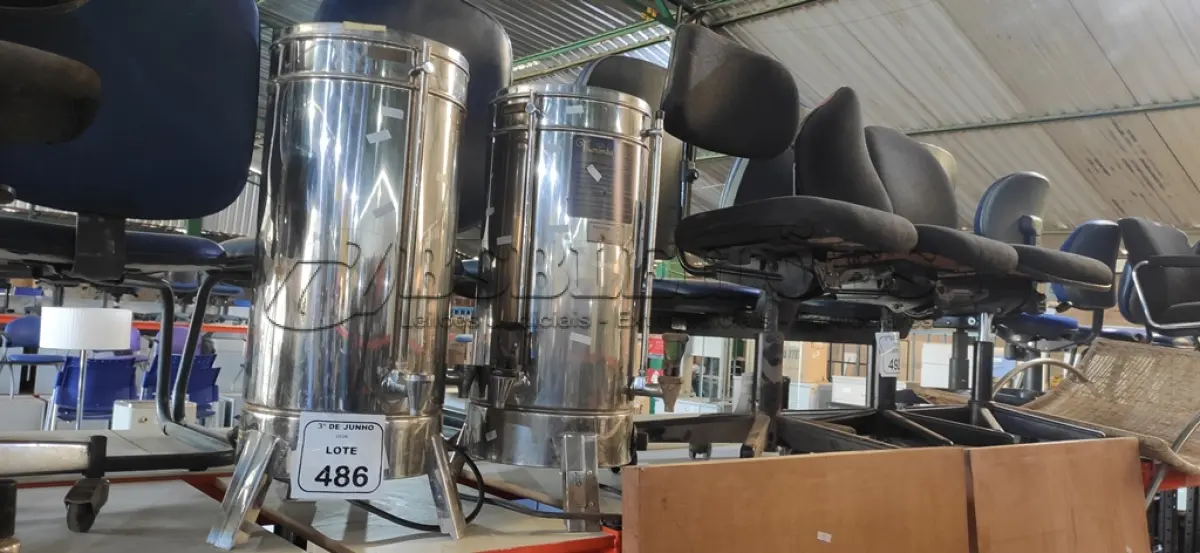 LOTE 486 - 02 CAFETEIRAS INDUSTRIAIS EM INOX. (NO ESTADO) ATENÇÃO! FAZER A VISITAÇÃO ANTES DE ARREMATAR, NÃO SABEMOS SE FUNCIONA, LEILÃO NÃO TEM GARANTIA E NEM DEVOLUÇÃO, SUJEITO A POSSÍVEIS AVARIAS VISÍVEIS/OCULTAS E/OU AUSÊNCIA DE COMPONENTES.