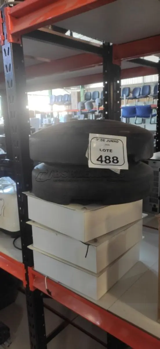 LOTE 488 - 03 LUMINÁRIAS PLAFOM DE EMBUTIR E 02 SUPORTES DE BANDEIRA. (NO ESTADO) ATENÇÃO! FAZER A VISITAÇÃO ANTES DE ARREMATAR, NÃO SABEMOS SE FUNCIONA, LEILÃO NÃO TEM GARANTIA E NEM DEVOLUÇÃO, SUJEITO A POSSÍVEIS AVARIAS VISÍVEIS/OCULTAS E/OU AUSÊNCIA DE COMPONENTES.