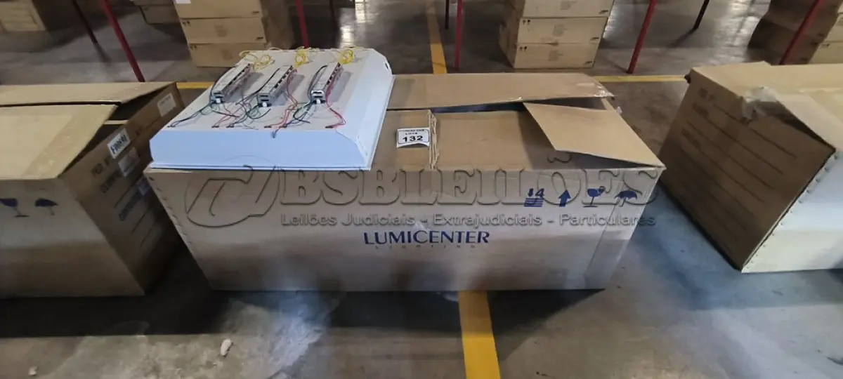 LOTE 132 - 08 LUMINÁRIAS DE EMBUTIR PARA LÂMPADAS COM REATORES. (NO ESTADO) ATENÇÃO! FAZER A VISITAÇÃO ANTES DE ARREMATAR, NÃO SABEMOS SE FUNCIONA, LEILÃO NÃO TEM GARANTIA E NEM DEVOLUÇÃO, SUJEITO A POSSÍVEIS AVARIAS VISÍVEIS/OCULTAS E/OU AUSÊNCIA DE COMPONENTES.