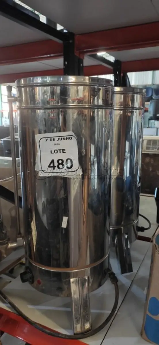 LOTE 480 - 02 CAFETEIRAS INDUSTRIAIS EM INOX. (NO ESTADO) ATENÇÃO! FAZER A VISITAÇÃO ANTES DE ARREMATAR, NÃO SABEMOS SE FUNCIONA, LEILÃO NÃO TEM GARANTIA E NEM DEVOLUÇÃO, SUJEITO A POSSÍVEIS AVARIAS VISÍVEIS/OCULTAS E/OU AUSÊNCIA DE COMPONENTES.