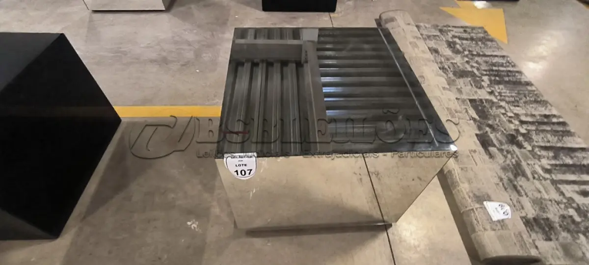 LOTE 107 - 01 MESA DE CENTRO EM DESIGNER CÚBICO ESPELHADA. (NO ESTADO) ATENÇÃO! FAZER A VISITAÇÃO ANTES DE ARREMATAR, NÃO SABEMOS SE FUNCIONA, LEILÃO NÃO TEM GARANTIA E NEM DEVOLUÇÃO, SUJEITO A POSSÍVEIS AVARIAS VISÍVEIS/OCULTAS E/OU AUSÊNCIA DE COMPONENTES.