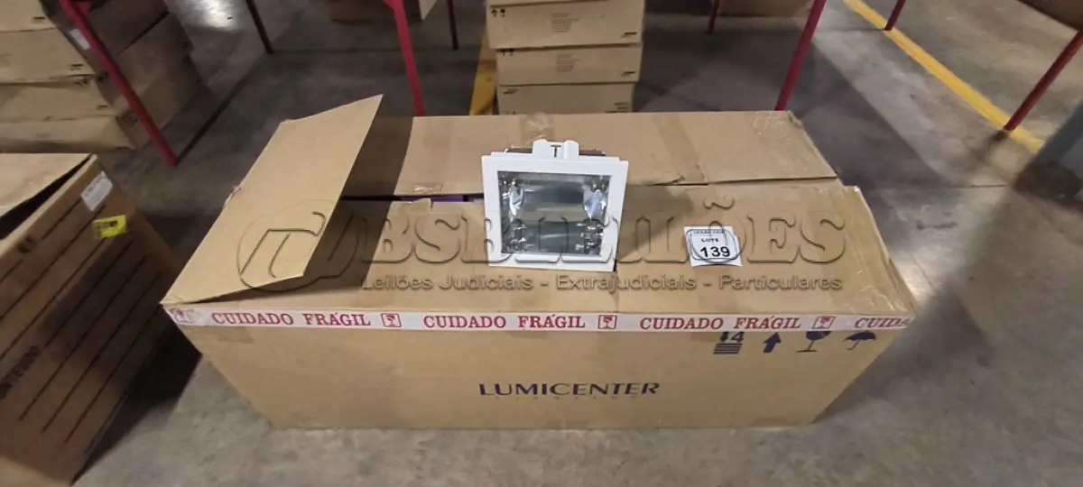 LOTE 139 - 20 LUMINÁRIAS SPOT DE EMBUTIR QUADRADO. (NO ESTADO) ATENÇÃO! FAZER A VISITAÇÃO ANTES DE ARREMATAR, NÃO SABEMOS SE FUNCIONA, LEILÃO NÃO TEM GARANTIA E NEM DEVOLUÇÃO, SUJEITO A POSSÍVEIS AVARIAS VISÍVEIS/OCULTAS E/OU AUSÊNCIA DE COMPONENTES.