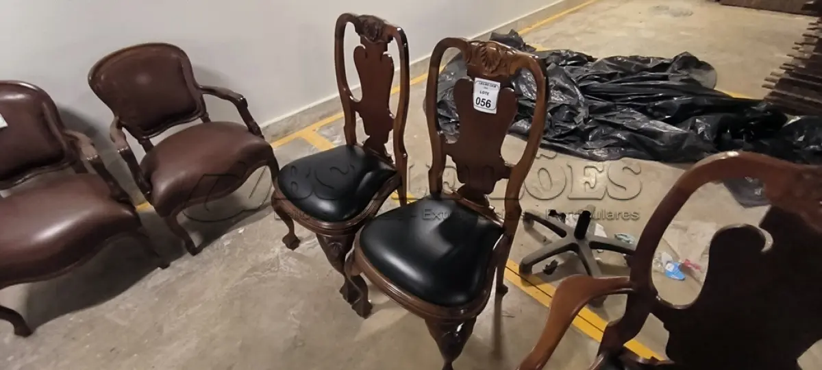 LOTE 056 - 02 CADEIRAS RÉPLICAS EM ESTILO DOM JOSÉ EM MADEIRA MACIÇA COM ASENTO EM COURO NA COR PRETO. (NO ESTADO) ATENÇÃO! FAZER A VISITAÇÃO ANTES DE ARREMATAR, NÃO SABEMOS SE FUNCIONA, LEILÃO NÃO TEM GARANTIA E NEM DEVOLUÇÃO, SUJEITO A POSSÍVEIS AVARIAS VISÍVEIS/OCULTAS E/OU AUSÊNCIA DE COMPONENTES.