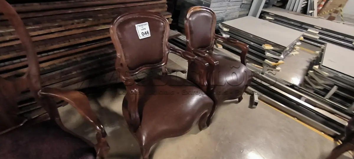 LOTE 046 - 02 CADEIRAS EM MADEIRA ESTILO LUIS XV, COM ASSENTOS EM COURO NA COR MARROM E DETALHE DE TACHAS NA BORDA DO ENCOSTO. (NO ESTADO) ATENÇÃO! FAZER A VISITAÇÃO ANTES DE ARREMATAR, NÃO SABEMOS SE FUNCIONA, LEILÃO NÃO TEM GARANTIA E NEM DEVOLUÇÃO, SUJEITO A POSSÍVEIS AVARIAS VISÍVEIS/OCULTAS E/OU AUSÊNCIA DE COMPONENTES.