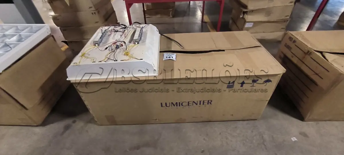 LOTE 141 - 08 LUMINÁRIAS DE EMBUTIR PARA LÂMPADAS COM REATORES. (NO ESTADO) ATENÇÃO! FAZER A VISITAÇÃO ANTES DE ARREMATAR, NÃO SABEMOS SE FUNCIONA, LEILÃO NÃO TEM GARANTIA E NEM DEVOLUÇÃO, SUJEITO A POSSÍVEIS AVARIAS VISÍVEIS/OCULTAS E/OU AUSÊNCIA DE COMPONENTES.