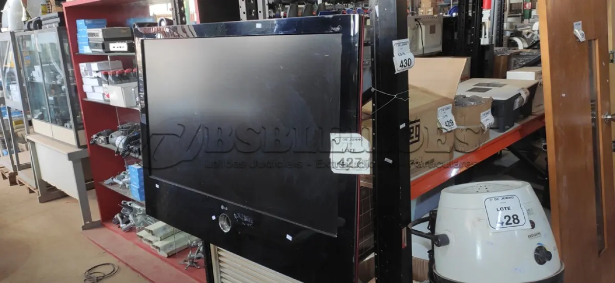 LOTE 427 - 01 TV DE 42’’ MARCA LG. (NO ESTADO) ATENÇÃO! FAZER A VISITAÇÃO ANTES DE ARREMATAR, NÃO SABEMOS SE FUNCIONA, LEILÃO NÃO TEM GARANTIA E NEM DEVOLUÇÃO, SUJEITO A POSSÍVEIS AVARIAS VISÍVEIS/OCULTAS E/OU AUSÊNCIA DE COMPONENTES.