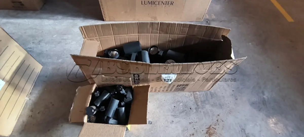 LOTE 121 - 01 LOTE COM SPOT EM LED PARA TRILHO ELETRIFICADO. (NO ESTADO) ATENÇÃO! FAZER A VISITAÇÃO ANTES DE ARREMATAR, NÃO SABEMOS SE FUNCIONA, LEILÃO NÃO TEM GARANTIA E NEM DEVOLUÇÃO, SUJEITO A POSSÍVEIS AVARIAS VISÍVEIS/OCULTAS E/OU AUSÊNCIA DE COMPONENTES.