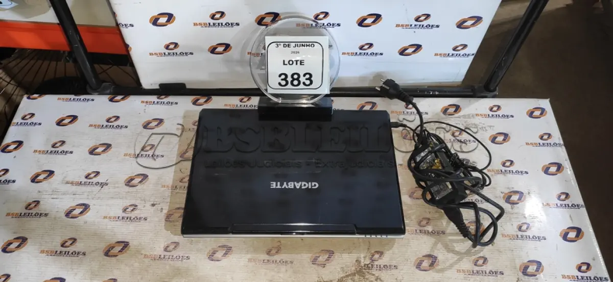 LOTE 383 - 01 NOTEBOOK COM CARREGADOR MARCA GIGABYTE. (NO ESTADO) ATENÇÃO! FAZER A VISITAÇÃO ANTES DE ARREMATAR, NÃO SABEMOS SE FUNCIONA, LEILÃO NÃO TEM GARANTIA E NEM DEVOLUÇÃO, SUJEITO A POSSÍVEIS AVARIAS VISÍVEIS/OCULTAS E/OU AUSÊNCIA DE COMPONENTES.