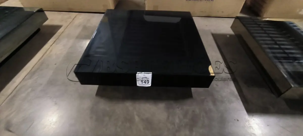 LOTE 149 - 01 MESA DE CENTRO QUADRADA ESPELHADA ESCURA.  (NO ESTADO) ATENÇÃO! FAZER A VISITAÇÃO ANTES DE ARREMATAR, NÃO SABEMOS SE FUNCIONA, LEILÃO NÃO TEM GARANTIA E NEM DEVOLUÇÃO, SUJEITO A POSSÍVEIS AVARIAS VISÍVEIS/OCULTAS E/OU AUSÊNCIA DE COMPONENTES.