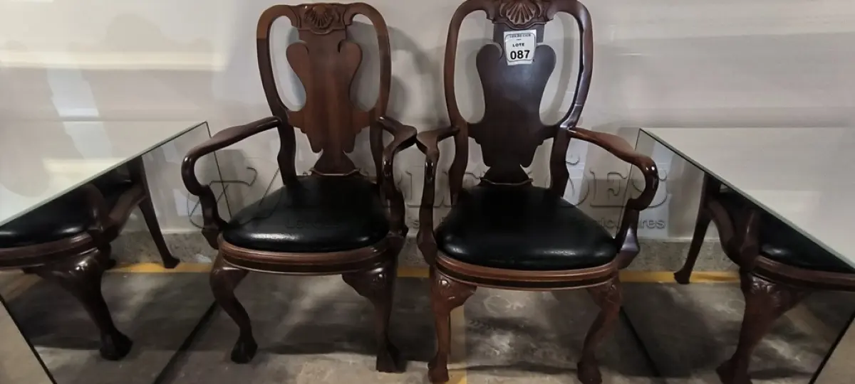 LOTE 087 - 02 CADEIRAS EM MADEIRA ESTILO CLÁSSICO COM ASSENTO EM COURO NA COR PRETO. (NO ESTADO) ATENÇÃO! FAZER A VISITAÇÃO ANTES DE ARREMATAR, NÃO SABEMOS SE FUNCIONA, LEILÃO NÃO TEM GARANTIA E NEM DEVOLUÇÃO, SUJEITO A POSSÍVEIS AVARIAS VISÍVEIS/OCULTAS E/OU AUSÊNCIA DE COMPONENTES.
