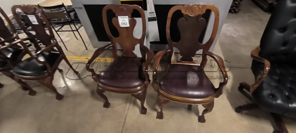 LOTE 052 - 02 CADEIRAS EM MADEIRA ESTILO CLÁSSICO COM ASSENTO EM COURO NA COR MARROM. (NO ESTADO) ATENÇÃO! FAZER A VISITAÇÃO ANTES DE ARREMATAR, NÃO SABEMOS SE FUNCIONA, LEILÃO NÃO TEM GARANTIA E NEM DEVOLUÇÃO, SUJEITO A POSSÍVEIS AVARIAS VISÍVEIS/OCULTAS E/OU AUSÊNCIA DE COMPONENTES.