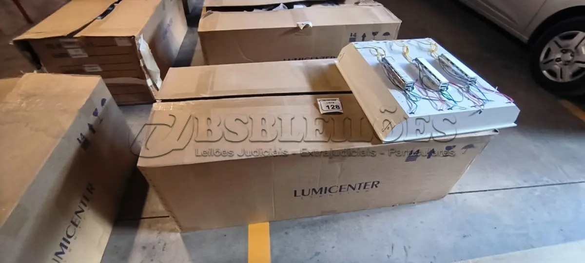 LOTE 128 - 08 LUMINÁRIAS DE EMBUTIR PARA LÂMPADAS COM REATORES. (NO ESTADO) ATENÇÃO! FAZER A VISITAÇÃO ANTES DE ARREMATAR, NÃO SABEMOS SE FUNCIONA, LEILÃO NÃO TEM GARANTIA E NEM DEVOLUÇÃO, SUJEITO A POSSÍVEIS AVARIAS VISÍVEIS/OCULTAS E/OU AUSÊNCIA DE COMPONENTES.