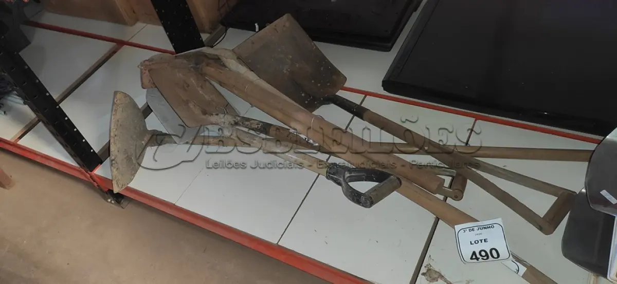 LOTE 490 - 04 PÁS, 02 ENXADAS E 01 PICARETA. (NO ESTADO) ATENÇÃO! FAZER A VISITAÇÃO ANTES DE ARREMATAR, NÃO SABEMOS SE FUNCIONA, LEILÃO NÃO TEM GARANTIA E NEM DEVOLUÇÃO, SUJEITO A POSSÍVEIS AVARIAS VISÍVEIS/OCULTAS E/OU AUSÊNCIA DE COMPONENTES.