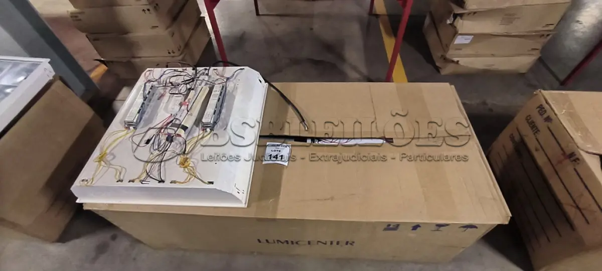 LOTE 141 - 08 LUMINÁRIAS DE EMBUTIR PARA LÂMPADAS COM REATORES. (NO ESTADO) ATENÇÃO! FAZER A VISITAÇÃO ANTES DE ARREMATAR, NÃO SABEMOS SE FUNCIONA, LEILÃO NÃO TEM GARANTIA E NEM DEVOLUÇÃO, SUJEITO A POSSÍVEIS AVARIAS VISÍVEIS/OCULTAS E/OU AUSÊNCIA DE COMPONENTES.
