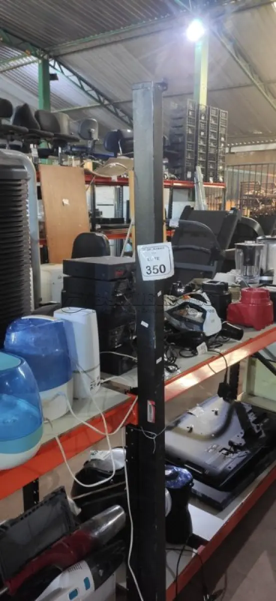 LOTE 350 - 01 TELA DE PROJEÇÃO RETRÁTIL. (NO ESTADO) ATENÇÃO! FAZER A VISITAÇÃO ANTES DE ARREMATAR, NÃO SABEMOS SE FUNCIONA, LEILÃO NÃO TEM GARANTIA E NEM DEVOLUÇÃO, SUJEITO A POSSÍVEIS AVARIAS VISÍVEIS/OCULTAS E/OU AUSÊNCIA DE COMPONENTES.