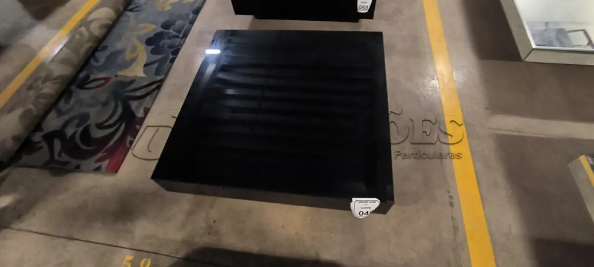LOTE 049 - 01 MESA DE CENTRO QUADRADA ESPELHADA.  (NO ESTADO) ATENÇÃO! FAZER A VISITAÇÃO ANTES DE ARREMATAR, NÃO SABEMOS SE FUNCIONA, LEILÃO NÃO TEM GARANTIA E NEM DEVOLUÇÃO, SUJEITO A POSSÍVEIS AVARIAS VISÍVEIS/OCULTAS E/OU AUSÊNCIA DE COMPONENTES.