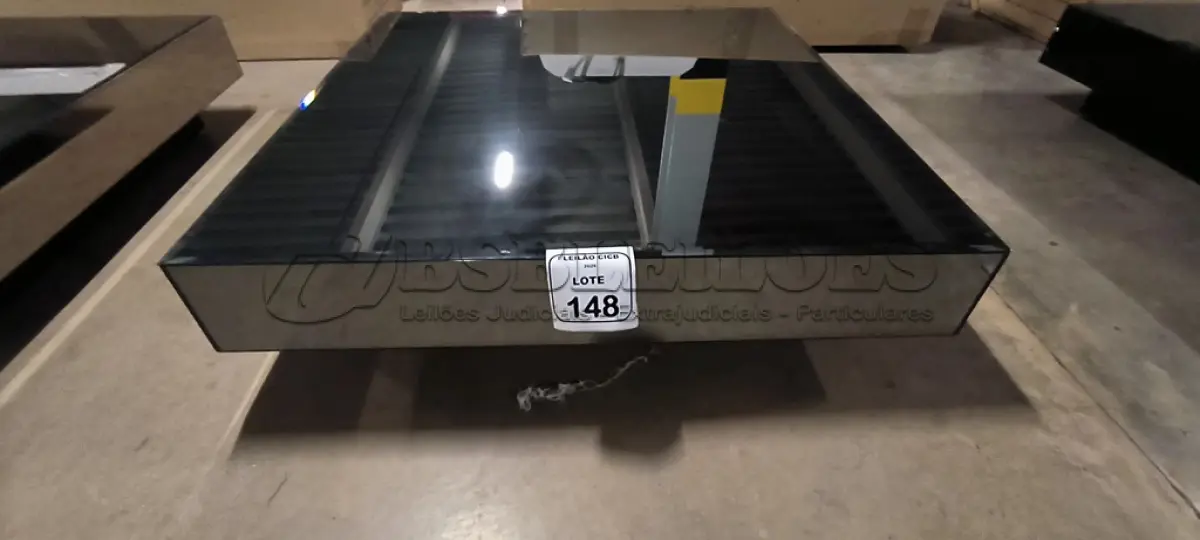 LOTE 148 - 01 MESA DE CENTRO QUADRADA ESPELHADA ESCURA.  (NO ESTADO) ATENÇÃO! FAZER A VISITAÇÃO ANTES DE ARREMATAR, NÃO SABEMOS SE FUNCIONA, LEILÃO NÃO TEM GARANTIA E NEM DEVOLUÇÃO, SUJEITO A POSSÍVEIS AVARIAS VISÍVEIS/OCULTAS E/OU AUSÊNCIA DE COMPONENTES.
