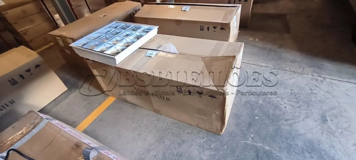 LOTE 130 - 08 LUMINÁRIAS DE EMBUTIR PARA LÂMPADAS COM REATORES. (NO ESTADO) ATENÇÃO! FAZER A VISITAÇÃO ANTES DE ARREMATAR, NÃO SABEMOS SE FUNCIONA, LEILÃO NÃO TEM GARANTIA E NEM DEVOLUÇÃO, SUJEITO A POSSÍVEIS AVARIAS VISÍVEIS/OCULTAS E/OU AUSÊNCIA DE COMPONENTES.
