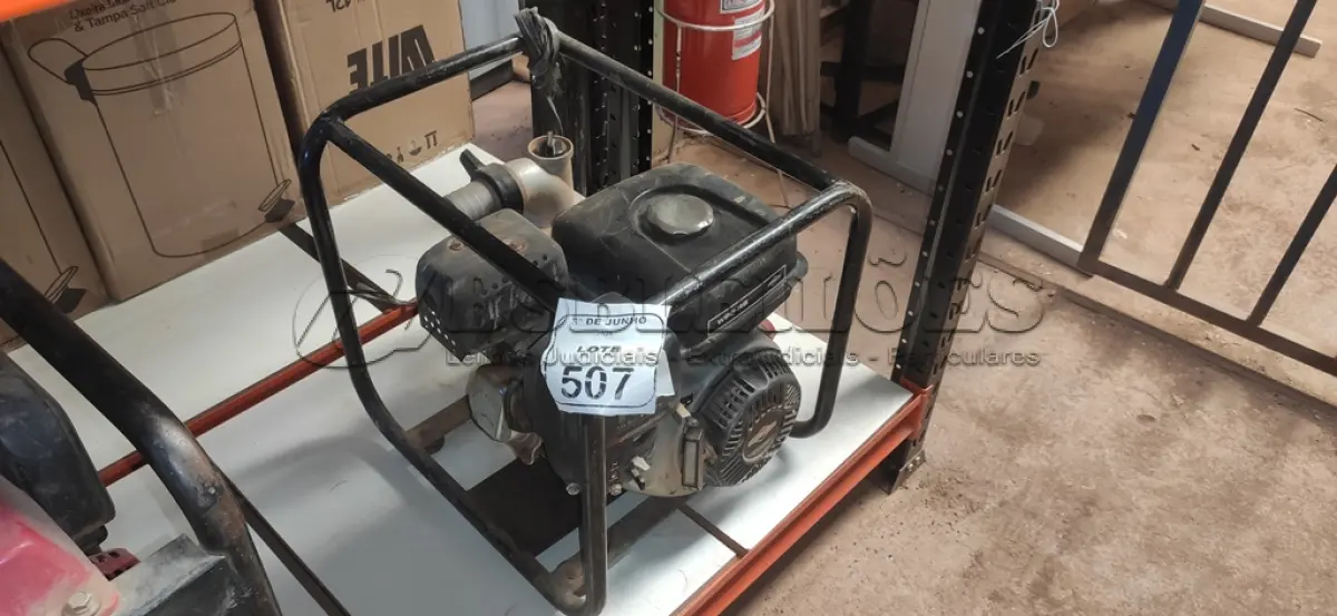 LOTE 507 - 01 MOTO BOMBA A GASOLINA MODELO 073052 MARCA BRIGGS STRATTON. (NO ESTADO) ATENÇÃO! FAZER A VISITAÇÃO ANTES DE ARREMATAR, NÃO SABEMOS SE FUNCIONA, LEILÃO NÃO TEM GARANTIA E NEM DEVOLUÇÃO, SUJEITO A POSSÍVEIS AVARIAS VISÍVEIS/OCULTAS E/OU AUSÊNCIA DE COMPONENTES.