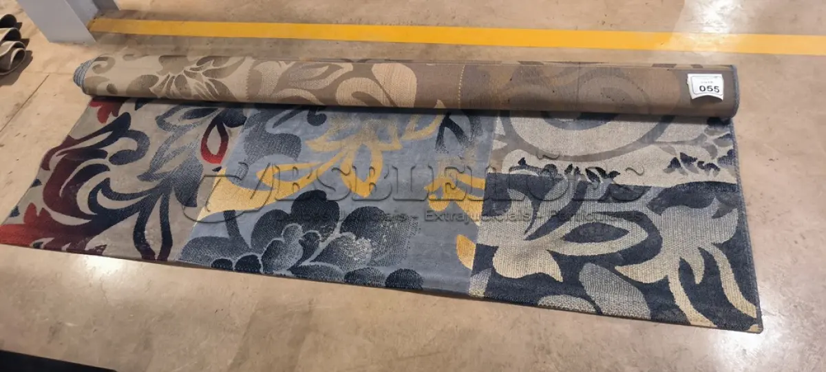 LOTE 055 - 01 TAPETE PATCHWORK COM ESTAPAS EM FLORAL E TONS CINZA E DOURADO.  (NO ESTADO) ATENÇÃO! FAZER A VISITAÇÃO ANTES DE ARREMATAR, NÃO SABEMOS SE FUNCIONA, LEILÃO NÃO TEM GARANTIA E NEM DEVOLUÇÃO, SUJEITO A POSSÍVEIS AVARIAS VISÍVEIS/OCULTAS E/OU AUSÊNCIA DE COMPONENTES.