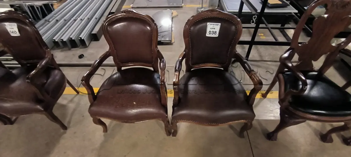 LOTE 038 - 02 CADEIRAS EM MADEIRA ESTILO LUIS XV COM ASSENTOS EM COURO NA COR MARROM E DETALHE DE TACHAS NA BORDA DO ENCOSTO. (NO ESTADO) ATENÇÃO! FAZER A VISITAÇÃO ANTES DE ARREMATAR, NÃO SABEMOS SE FUNCIONA, LEILÃO NÃO TEM GARANTIA E NEM DEVOLUÇÃO, SUJEITO A POSSÍVEIS AVARIAS VISÍVEIS/OCULTAS E/OU AUSÊNCIA DE COMPONENTES.