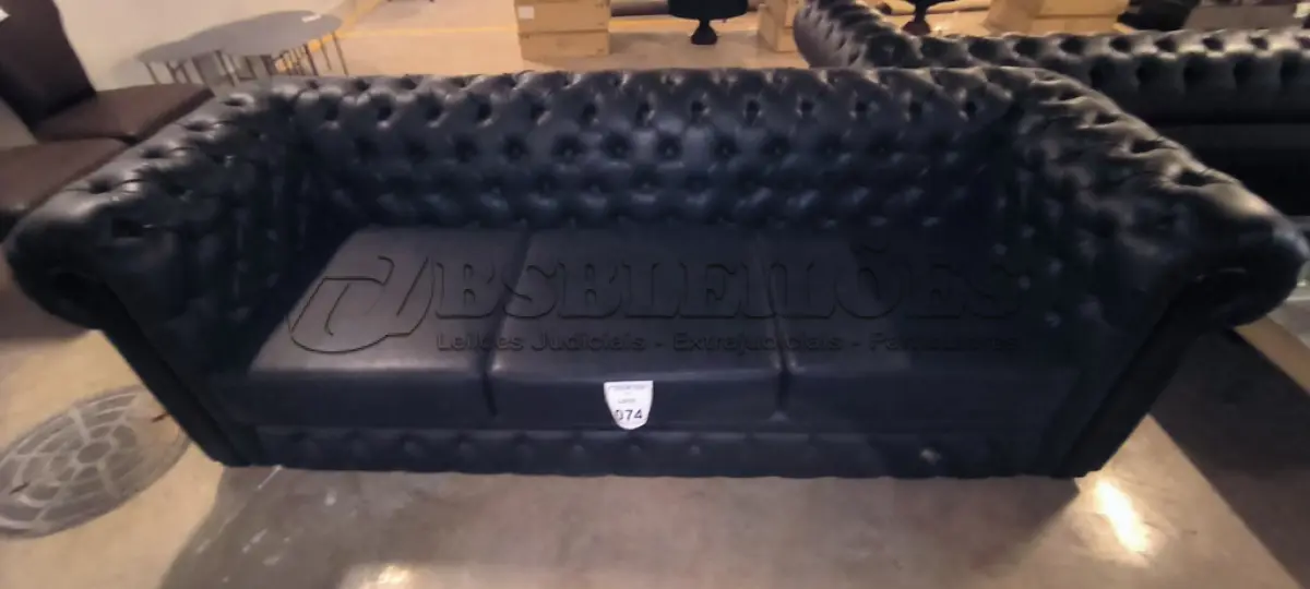 LOTE 074 - 01 SOFÁ CHESTERFILD DE 03 LUGARES EM COURO PRETO E ACABAMENTO EM CAPITONE. (NO ESTADO) ATENÇÃO! FAZER A VISITAÇÃO ANTES DE ARREMATAR, NÃO SABEMOS SE FUNCIONA, LEILÃO NÃO TEM GARANTIA E NEM DEVOLUÇÃO, SUJEITO A POSSÍVEIS AVARIAS VISÍVEIS/OCULTAS E/OU AUSÊNCIA DE COMPONENTES.