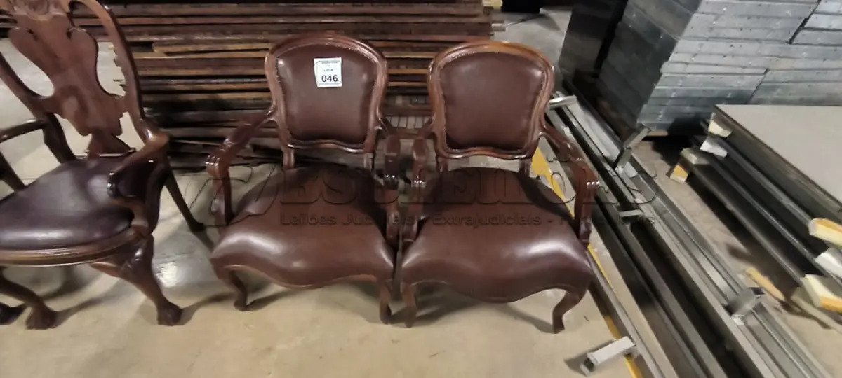 LOTE 046 - 02 CADEIRAS EM MADEIRA ESTILO LUIS XV, COM ASSENTOS EM COURO NA COR MARROM E DETALHE DE TACHAS NA BORDA DO ENCOSTO. (NO ESTADO) ATENÇÃO! FAZER A VISITAÇÃO ANTES DE ARREMATAR, NÃO SABEMOS SE FUNCIONA, LEILÃO NÃO TEM GARANTIA E NEM DEVOLUÇÃO, SUJEITO A POSSÍVEIS AVARIAS VISÍVEIS/OCULTAS E/OU AUSÊNCIA DE COMPONENTES.