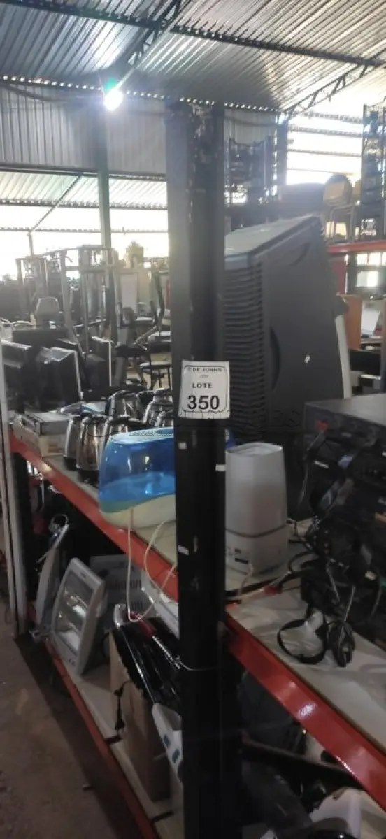 LOTE 350 - 01 TELA DE PROJEÇÃO RETRÁTIL. (NO ESTADO) ATENÇÃO! FAZER A VISITAÇÃO ANTES DE ARREMATAR, NÃO SABEMOS SE FUNCIONA, LEILÃO NÃO TEM GARANTIA E NEM DEVOLUÇÃO, SUJEITO A POSSÍVEIS AVARIAS VISÍVEIS/OCULTAS E/OU AUSÊNCIA DE COMPONENTES.