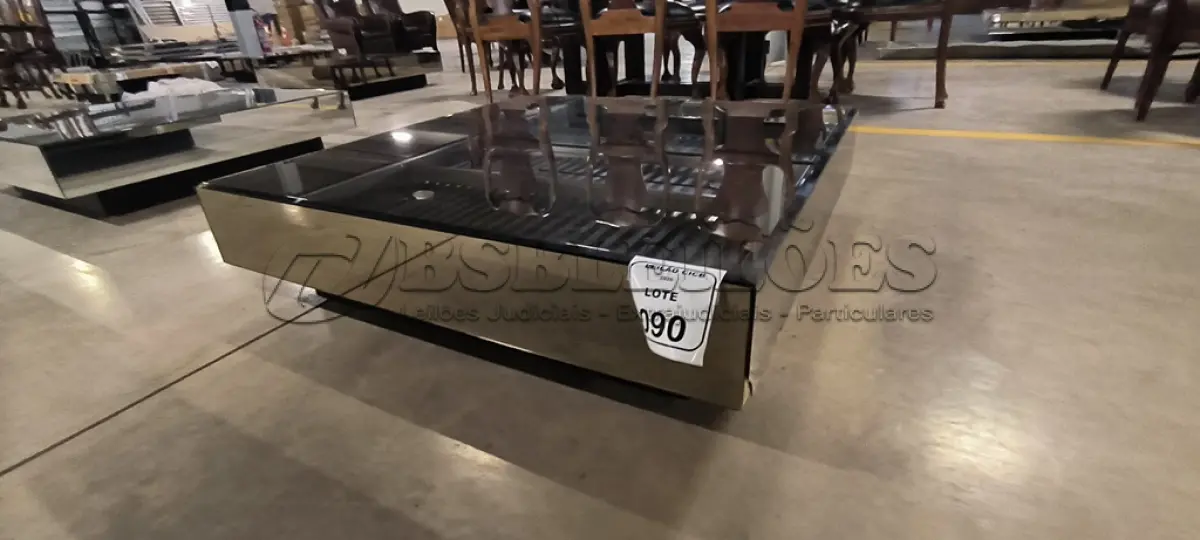 LOTE 090 - 01 MESA DE CENTRO QUADRADA ESPELHADA.  (NO ESTADO) ATENÇÃO! FAZER A VISITAÇÃO ANTES DE ARREMATAR, NÃO SABEMOS SE FUNCIONA, LEILÃO NÃO TEM GARANTIA E NEM DEVOLUÇÃO, SUJEITO A POSSÍVEIS AVARIAS VISÍVEIS/OCULTAS E/OU AUSÊNCIA DE COMPONENTES.