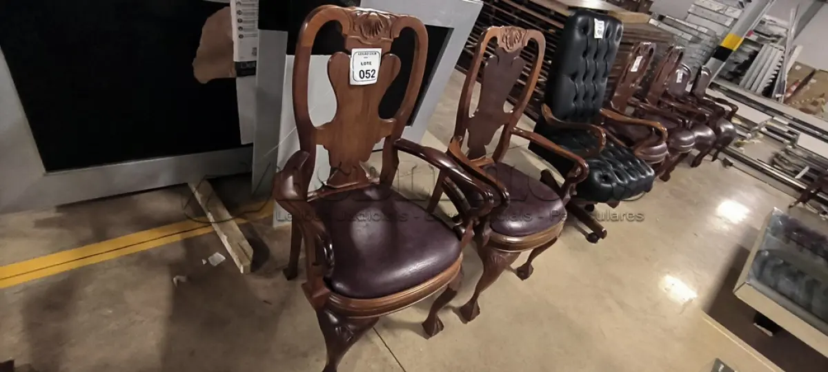 LOTE 052 - 02 CADEIRAS EM MADEIRA ESTILO CLÁSSICO COM ASSENTO EM COURO NA COR MARROM. (NO ESTADO) ATENÇÃO! FAZER A VISITAÇÃO ANTES DE ARREMATAR, NÃO SABEMOS SE FUNCIONA, LEILÃO NÃO TEM GARANTIA E NEM DEVOLUÇÃO, SUJEITO A POSSÍVEIS AVARIAS VISÍVEIS/OCULTAS E/OU AUSÊNCIA DE COMPONENTES.