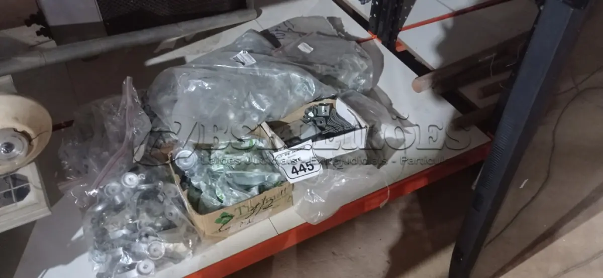 LOTE 445 - 01 LOTE COM GRAMPOS DE FIXAÇÃO. (NO ESTADO) ATENÇÃO! FAZER A VISITAÇÃO ANTES DE ARREMATAR, NÃO SABEMOS SE FUNCIONA, LEILÃO NÃO TEM GARANTIA E NEM DEVOLUÇÃO, SUJEITO A POSSÍVEIS AVARIAS VISÍVEIS/OCULTAS E/OU AUSÊNCIA DE COMPONENTES.